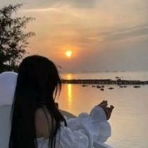 وحيدة كالقمر